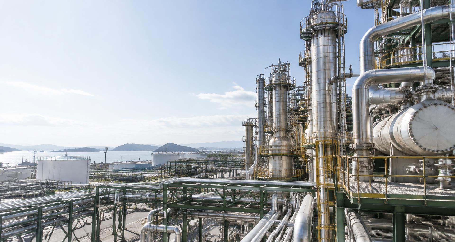 Tubulações e equipamentos de uma instalação industrial de óleo e gás